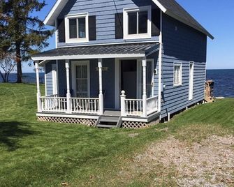 Vintage Lake Ontario cottage built in 1902. - Kent - Building