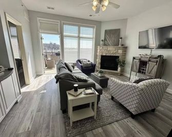 Stadium View Condo in wonderful Manhattan - Manhattan - Living room