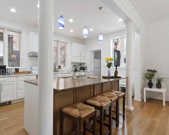 Gorgeous historic mansion on UChicago campus. Renovation with original detail. - Chicago - Kitchen