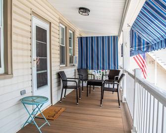 Just a short walk to the beach and boardwalk! - Ocean City - Balcony