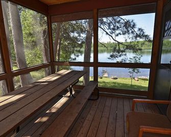 Lakeside 3 Bedroom with loft at Delta Lodge - 1 of 12 cabins. Host since 1990. - Iron River - Balcony
