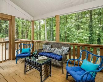 Lake Cottage + Party Dock + Fire Pit + Game Room + Loft - Gainesville - Balkon