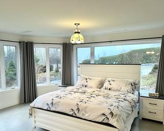 Newly Renovated villa with magnificent views - Coaticook - Bedroom