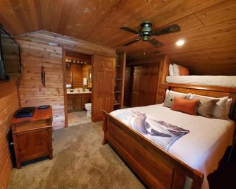 Beautiful River Front Cabin With Private Dock! Perfect Spot For Trout Fishing! - Heber Springs - Bedroom