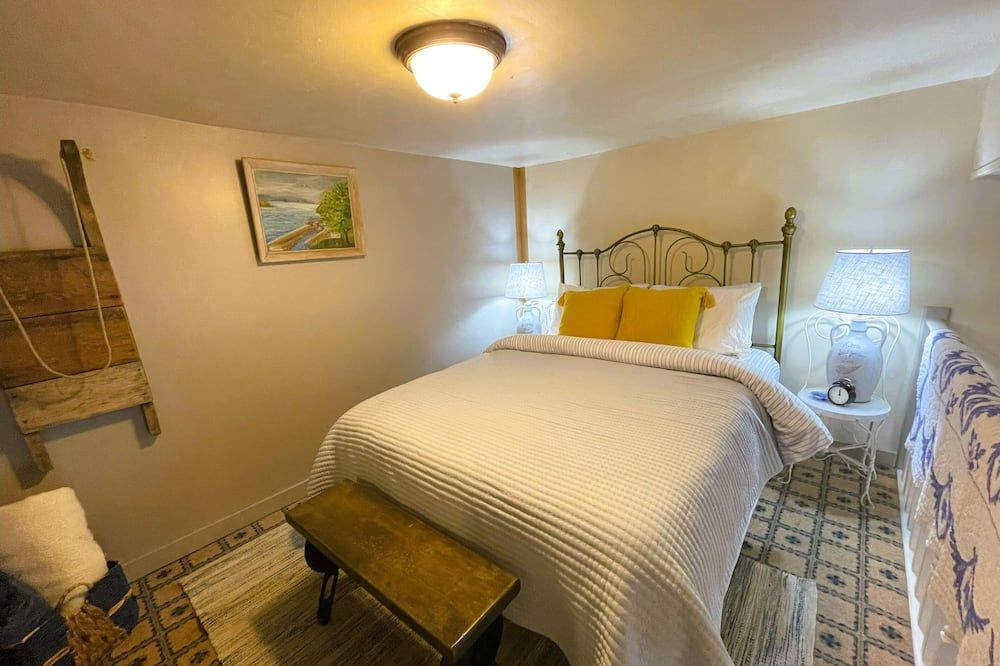 Cozy Alpine Retreat in Historic Downtown - Mc Gregor - Bedroom