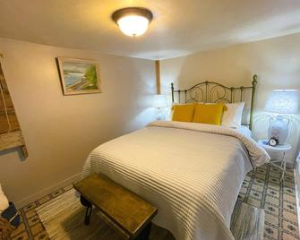Cozy Alpine Retreat in Historic Downtown - Mc Gregor - Slaapkamer