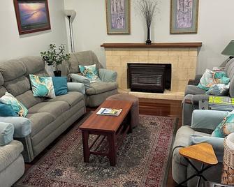 Kelly's House excellent for contractors,families and pets - Bunbury - Living room