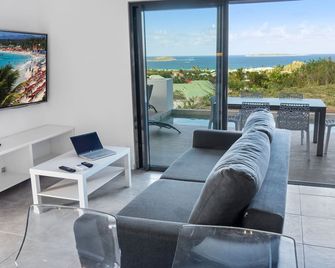 Residence BO, One-Bedroom Apartment, Suite with Sea View - Baie-Orientale - Huiskamer