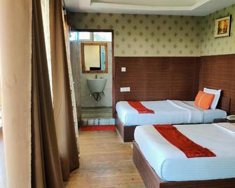 Queen's Hill Hotel & Resort - Mirik - Bedroom