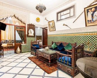 Spacious Apartment in Fès with Private Pool, 150 sqm - Fez - Huiskamer