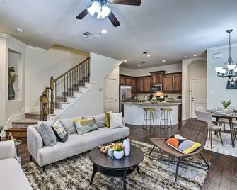 Luxe Irving Townhome 15 Mi to Downtown Dallas - Irving - Living room