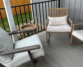 Cozy Retreat with Hot Tub, Washer/Dryer & Sofa Bed - Spokane Valley - Balcon