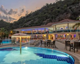 Montebello Resort Hotel - פטהייה - בריכה