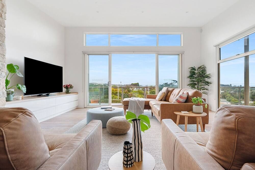 Amid beautiful garden surrounds, a luxurious family residence (sleeps 14-16) - بورتسي - غرفة معيشة