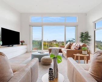 Amid beautiful garden surrounds, a luxurious family residence (sleeps 14-16) - بورتسي - غرفة معيشة