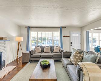 Backyard playground & 1 mile to the beach - Del Rey Oaks - Wohnzimmer