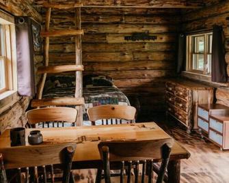 Rustic Creekside Cabin - Shinglehouse - Comedor