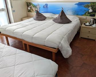 Hotel Montecarlo - Legnano - Bedroom