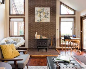 The Beech House - Light, Open, Stunning Views, in the heart of the Hudson Valley - Millbrook - Living room
