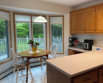 Arbo Guest Room - Fall River - Kitchen