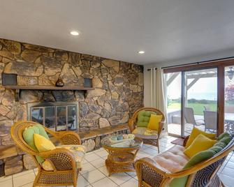 Waterfront Luna Pier Home 14 Mi to Downtown Toledo - Erie - Living room
