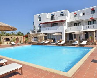 Paradisia Suites - Naxos - Piscina