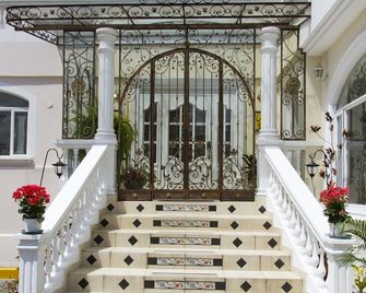 Eugenia Hotel - Quito - Parking