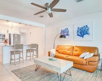 Walkable Florida Duplex 2 Blocks to Cocoa Beach! - Cocoa Beach - Living room
