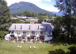 Moon River Suites Wedding Party Lodging on River - North Bend - Будівля