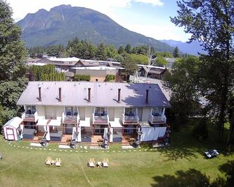 Moon River Suites Wedding Party Lodging on River - North Bend - Building