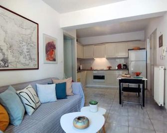 Garden Apartment with BBQ in the Athenian Riviera - Athen - Wohnzimmer