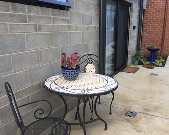 Private, modern and close to town. - Albury - Patio