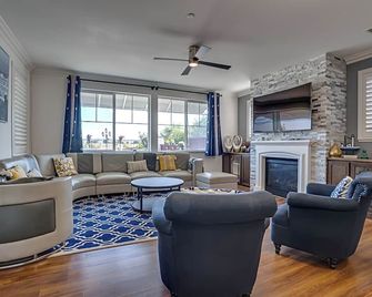 Lakefront 4-bedroom house with WiFi and AC in brilliant Lathrop - Lathrop - Wohnzimmer