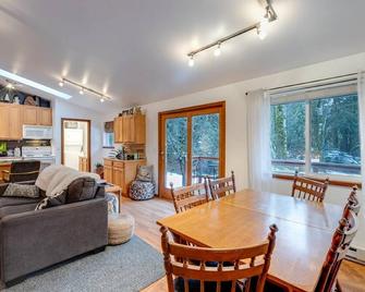 Mt Baker Lodging Cabin 81 - Sleeps 4 - Deming - Dining room