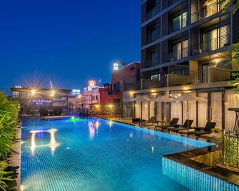 Plaai Prime Hotel Rayong Sha Extra Plus - Rayong - Zwembad