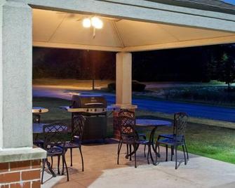 2 Convenient Suites with Private Kitchens! Pets Allowed! Near Centennial Beach! - Warrenville - Innenhof