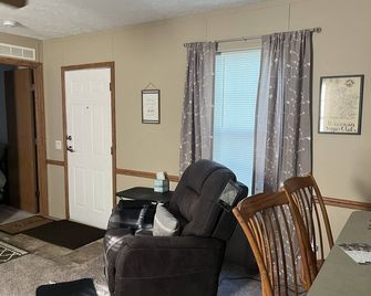 Hatfield Cabin w/ heated 2 stall garage on UTV trails w/ample parking! - Black River Falls - Living room