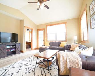 Teton Family Condo near Grand Targhee and downtown Driggs - Driggs - Living room