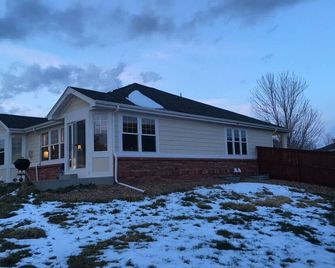 Single family ranch near the airport with Rocky Mountain View’s. - Aurora - Edificio