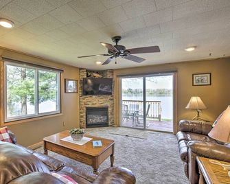 Pet Friendly - Rice Lake Home w/ Private Dock! - Rice Lake - Wohnzimmer