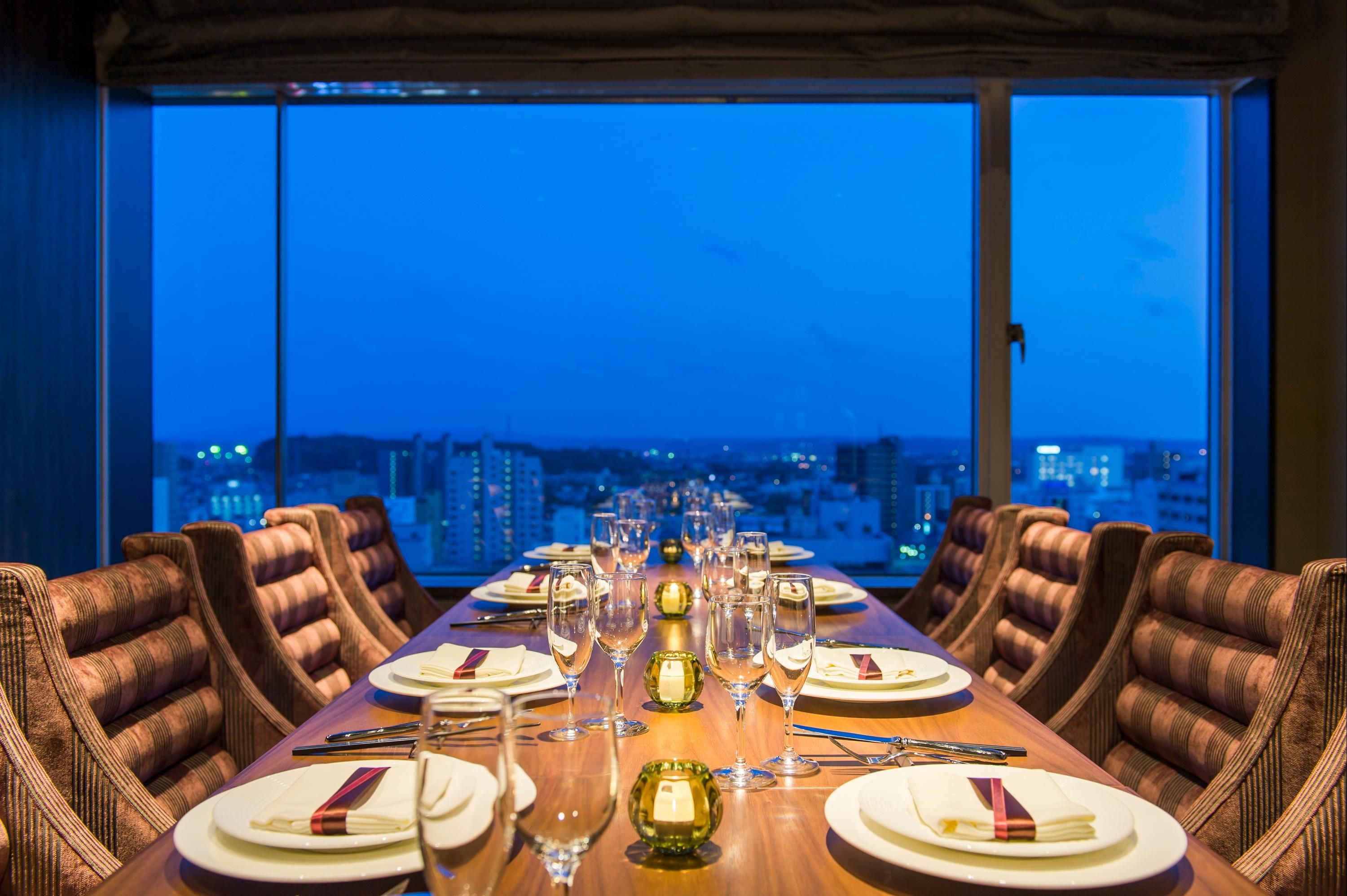 إيه إ إيه كراوان بلازا ئكيتا باي آيتش جي - اكيتا - غرفة طعام