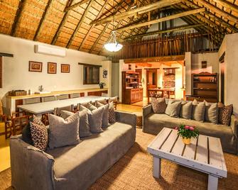 Leopard's Lair Bush Lodge - Hoedspruit - Living room