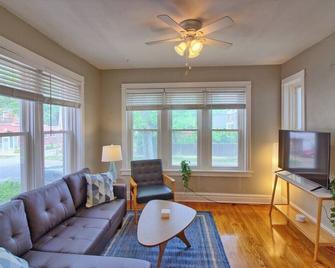 Almond Blossoms at TG Park | Fenced Backyard+W/D - St. Louis - Living room