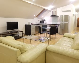 Beachlife Apartments - Christchurch - Living room