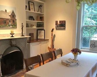 Beautiful 1850's brick farmhouse in Beacon - 4 bdrm, 2 1/2 bath, entire house. - Beacon - Dining room