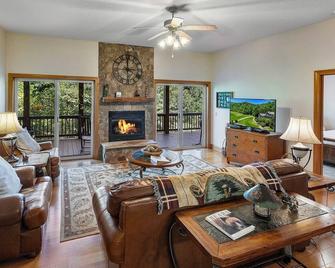 Large & Luxurious Condo in Smoky Mountain Country Club with Washer & Dryer! - Whittier - Living room