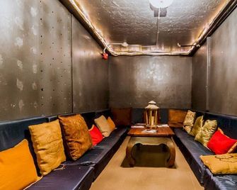 Q4 Hotel and Hostel - Queens - Lounge