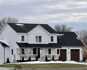 New Stylish, Cozy 2nd Story Studio. Pvt Deck & Entrance Close To Downtown & Lake - Saint Albans - Building