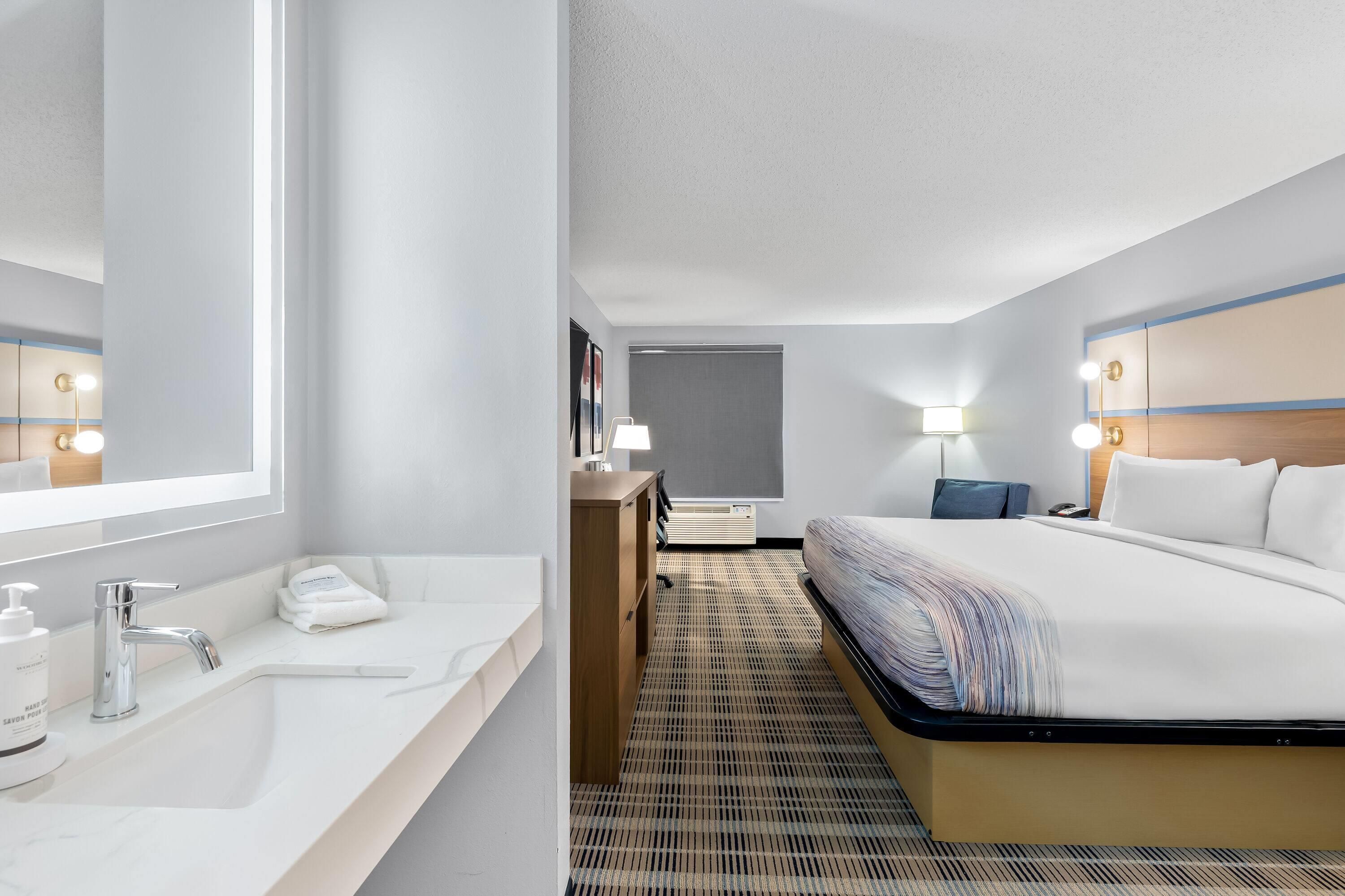 AmericInn by Wyndham Columbus Wisconsin - Columbus - Schlafzimmer