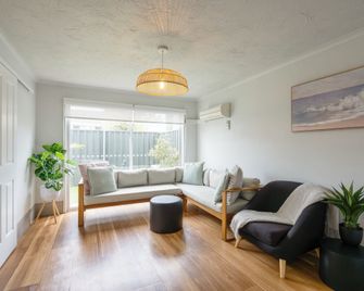 Waves Motel and Apartments - וורנאמבול - סלון